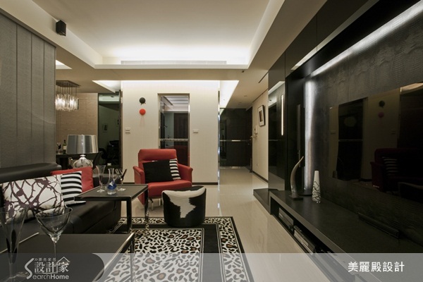 由於屋主常往返澳洲和台灣,原始空間的格局及風格,並